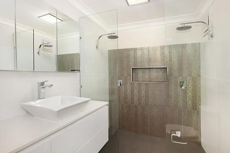 Double shower and metallic feature wall